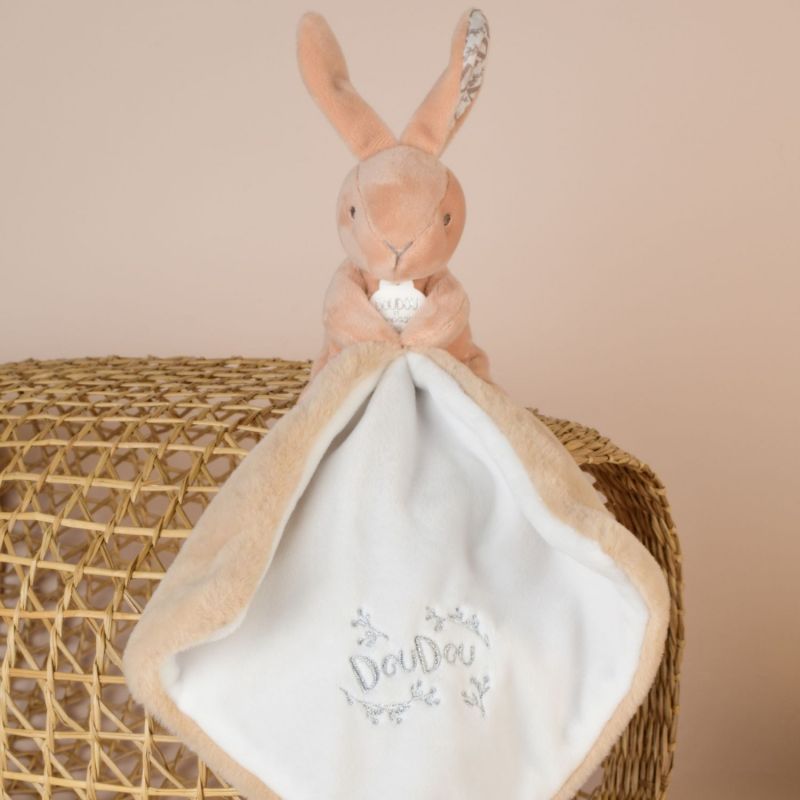 Image d'ambiance de présentation du produit Lapin Doudou beige (10 cm) - Doudou et Compagnie